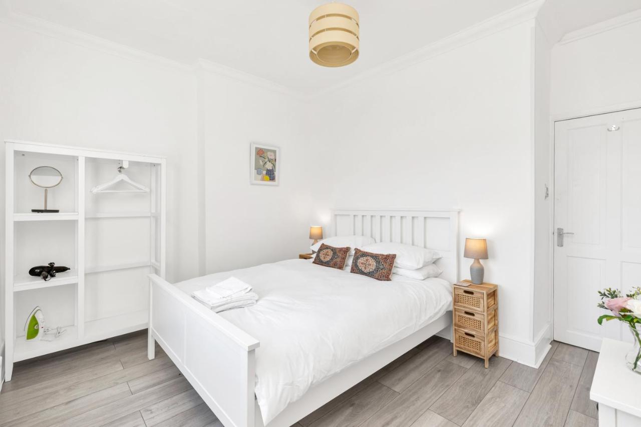Modern Two Bedroom Apartment With Free Parking! ลอนดอน ภายนอก รูปภาพ